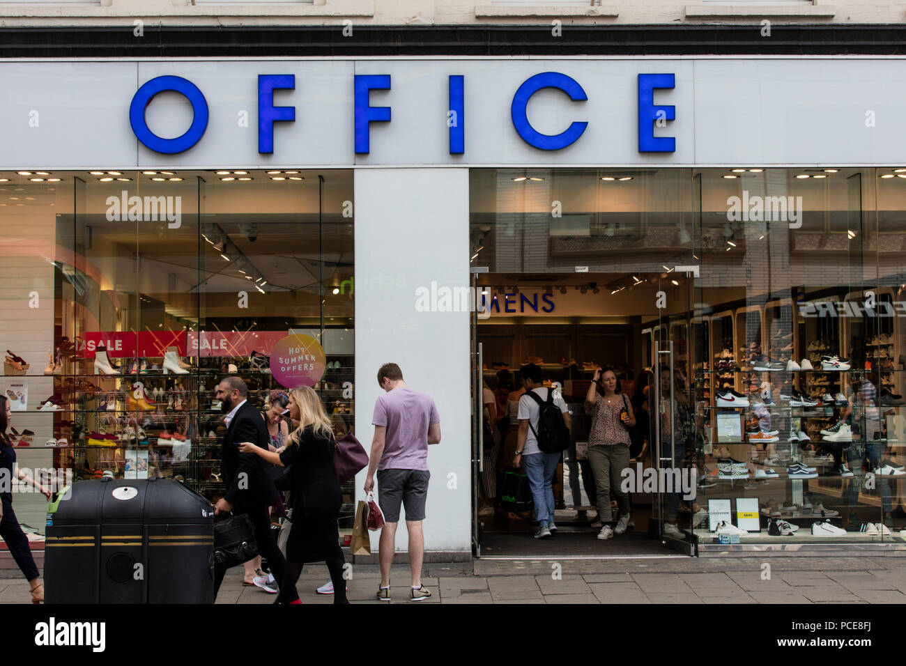 LONDON, Großbritannien - 31 JULI 2018: Office Schuh shop shop front Branding auf der Oxford Street in Central London. Stockfoto