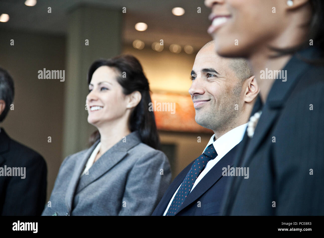 Closeup Seitenansicht der Geschäftsleute in einer Sitzung mit dem Schwerpunkt auf einem Nahen Osten Geschäftsmann. Stockfoto
