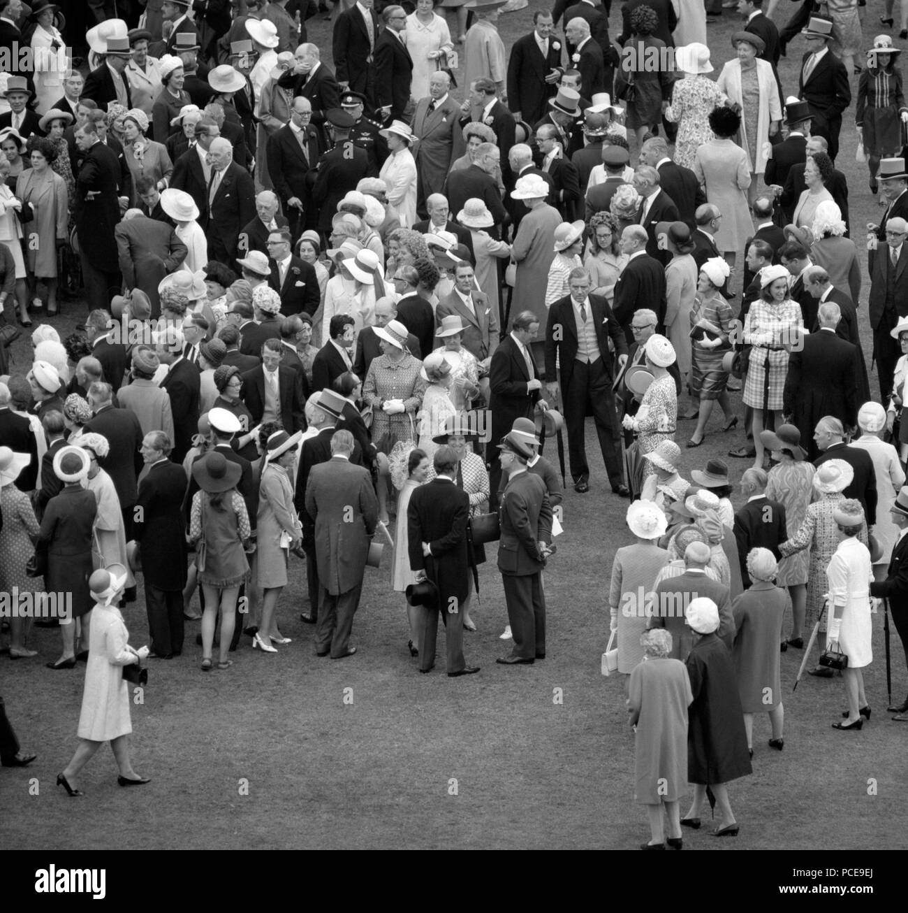 Königin Elizabeth II. geht mitten unter ihren Gästen bei einer Gartenparty am Buckingham Palace. Stockfoto