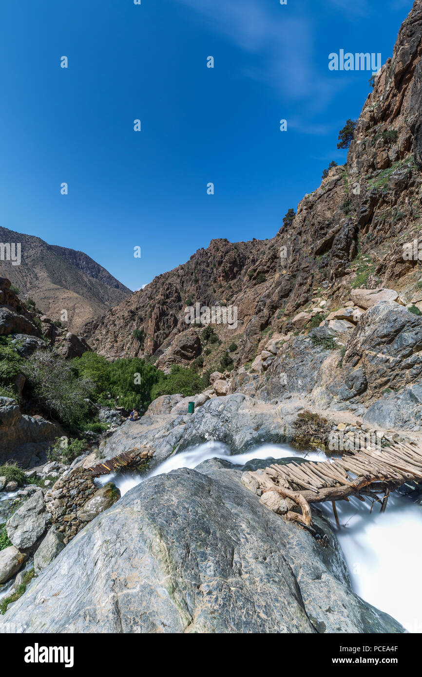 Berge, Landschaften und Wasserfall im Tal von Ourika, Marokko Stockfoto