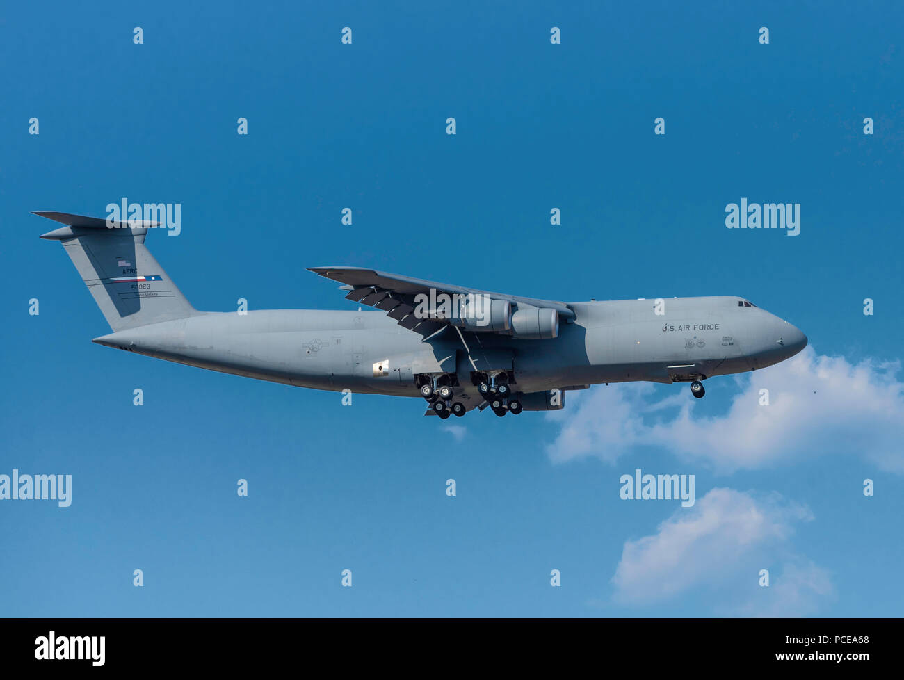 BOSSIER CITY, LA, USA - Juli 25, 2018: EIN US Air Force C-5 Galaxy führt über die Stadt in ihren Ansatz in Barksdale Air Force Base. Stockfoto
