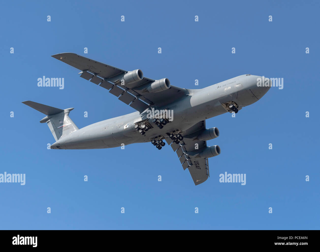 BOSSIER CITY, LA, USA - Juli 25, 2018: EIN US Air Force C-5 Galaxy führt über die Stadt in ihren Ansatz in Barksdale Air Force Base. Stockfoto