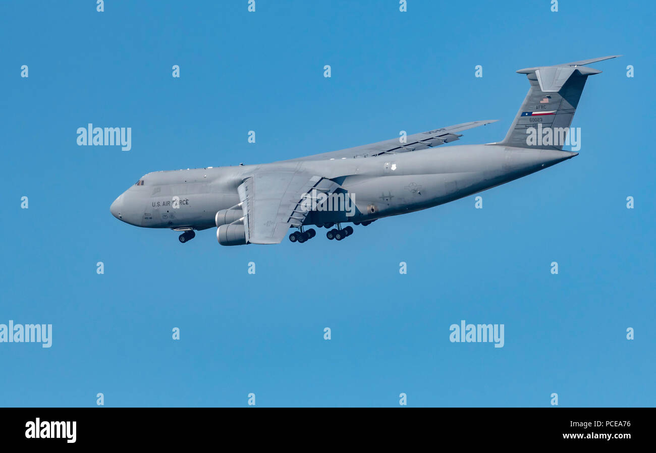 BOSSIER CITY, LA, USA - Juli 25, 2018: EIN US Air Force C-5 Galaxy führt über die Stadt in ihren Ansatz in Barksdale Air Force Base. Stockfoto