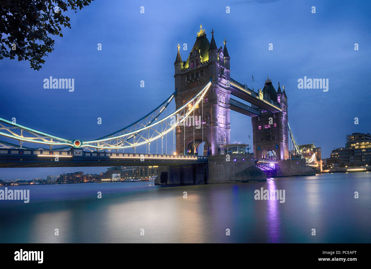 Tower Bridge bei Nacht, London Stockfoto