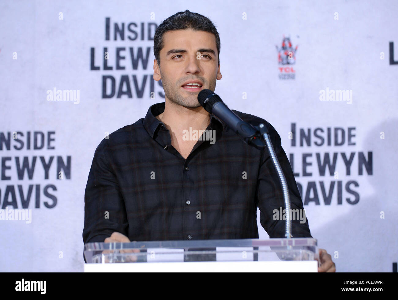 Oscar Isaac an der Zeremonie zu Ehren John Goodman mit Hand und Fuß Drucken an der TCL Chinese Theatre in Los Angeles. Oscar Isaac - - - - - - - - - - - - - Red Carpet Event, Vertikal, USA, Filmindustrie, Prominente, Fotografie, Bestof, Kunst, Kultur und Unterhaltung, Topix Prominente Fashion/Vertikal, Besten, Event in Hollywood Leben - Kalifornien, Roter Teppich und backstage, USA, Film, Stars, Film Stars, TV Stars, Musik, Promis, Fotografie, Bestof, Kunst, Kultur und Unterhaltung, Topix, drei Viertel, vertikal, eine Person aus dem Jahr 2013, Anfrage tsuni@Ga Stockfoto