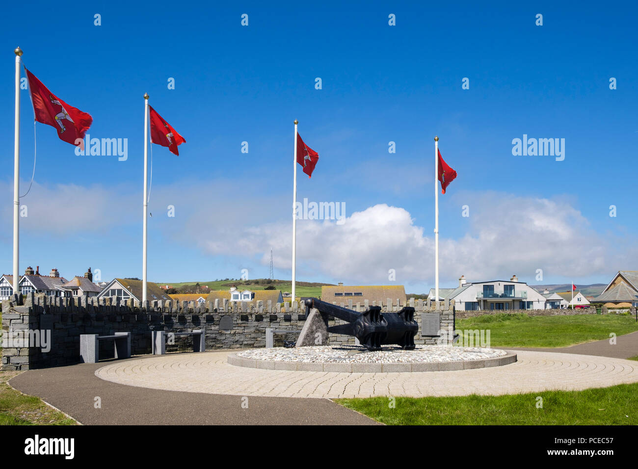Manx flags in Dünkirchen Memorial fliegen mit Anker von Mona's Queen III während der Operation Dynamo versenkt. Kallow Punkt, Port St Mary, von der Insel Man Stockfoto