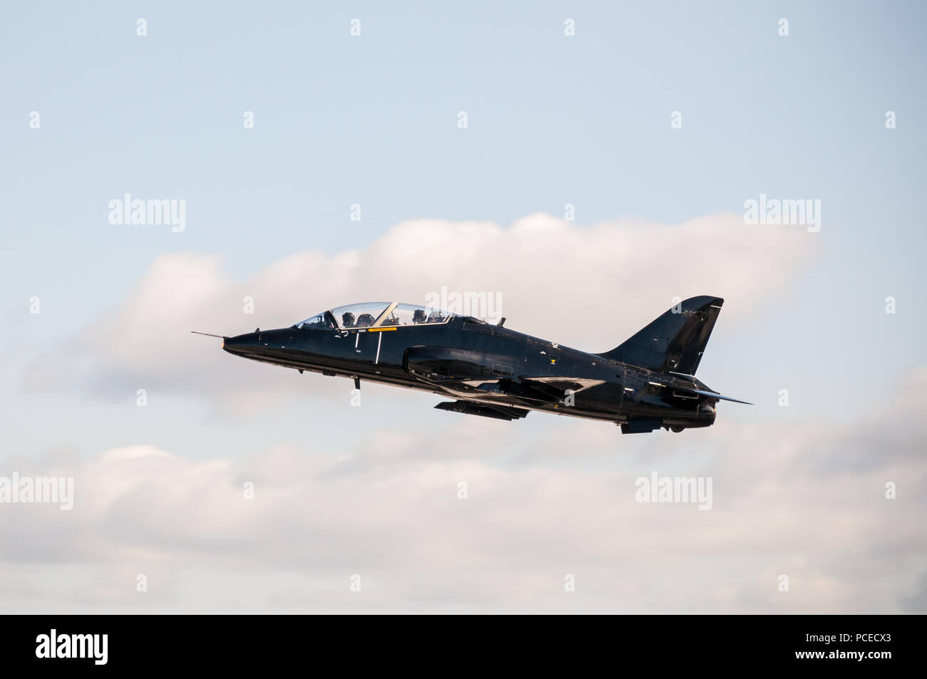 Militärische schwarz Training Flugzeug auf dem Flug Stockfoto