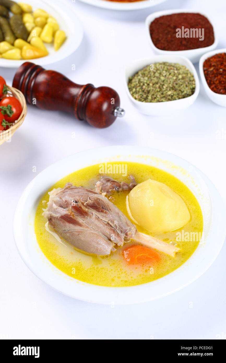 Suppe mit Chicken Wings mit Karotten und Kartoffeln Stockfoto