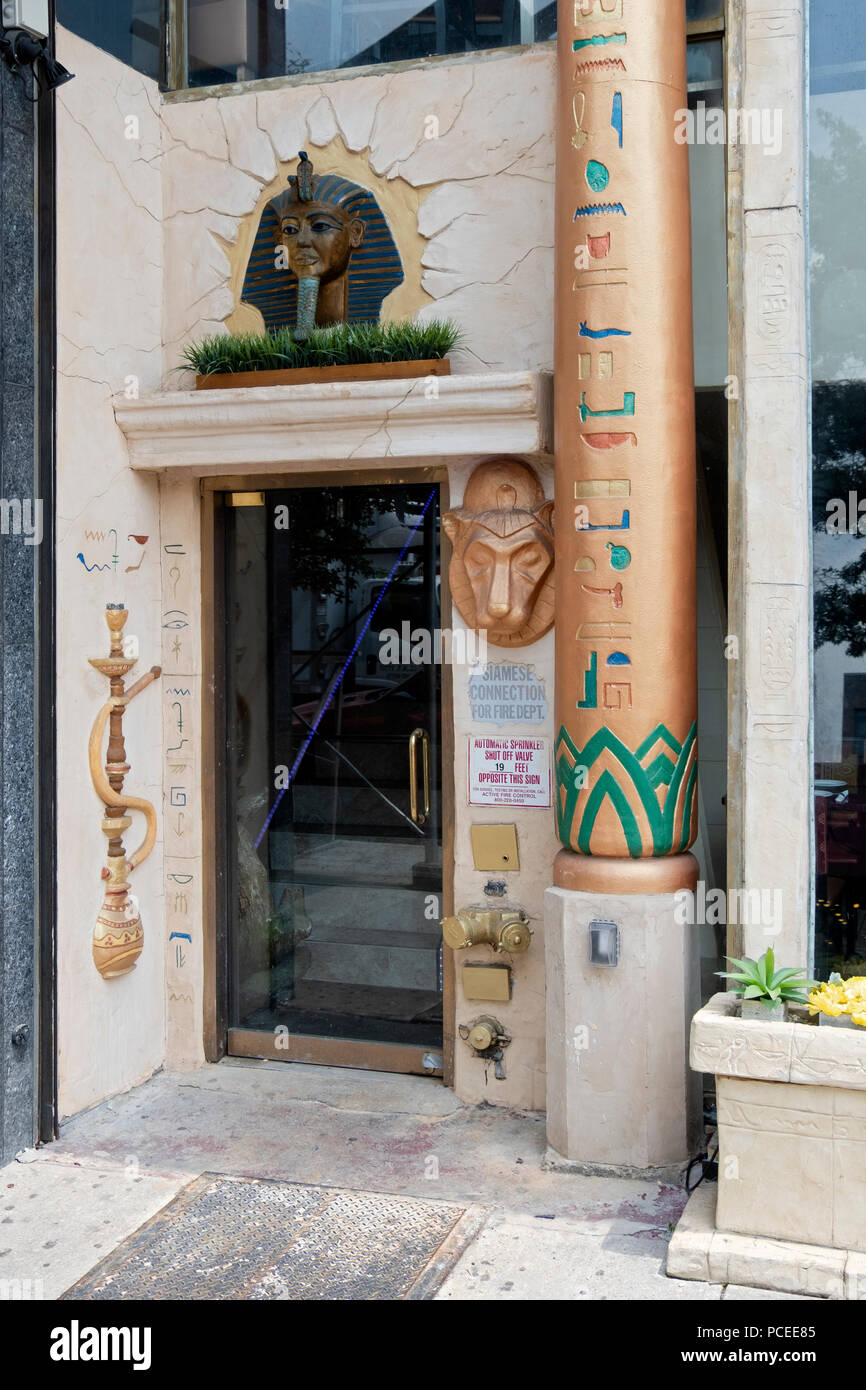 Die reich geschmückte Eingangspforte zu Ägypten: ROYAL KÜCHE auf Steinway Street in Astoria, Queens, New York City. Stockfoto