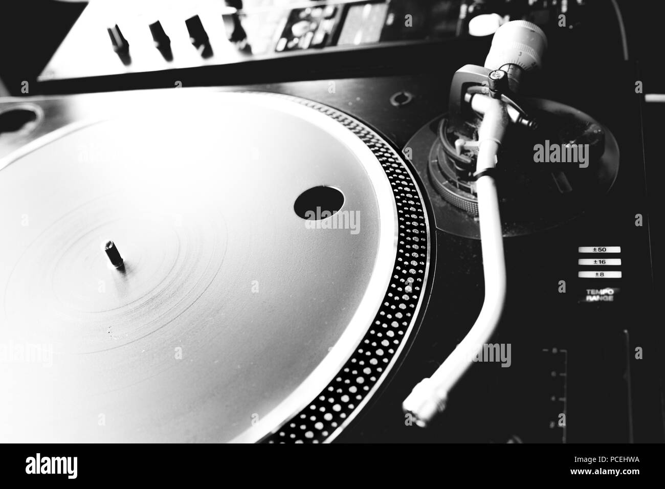 Schwarz-weiß Foto eines Dj's Drehscheibe Stockfoto
