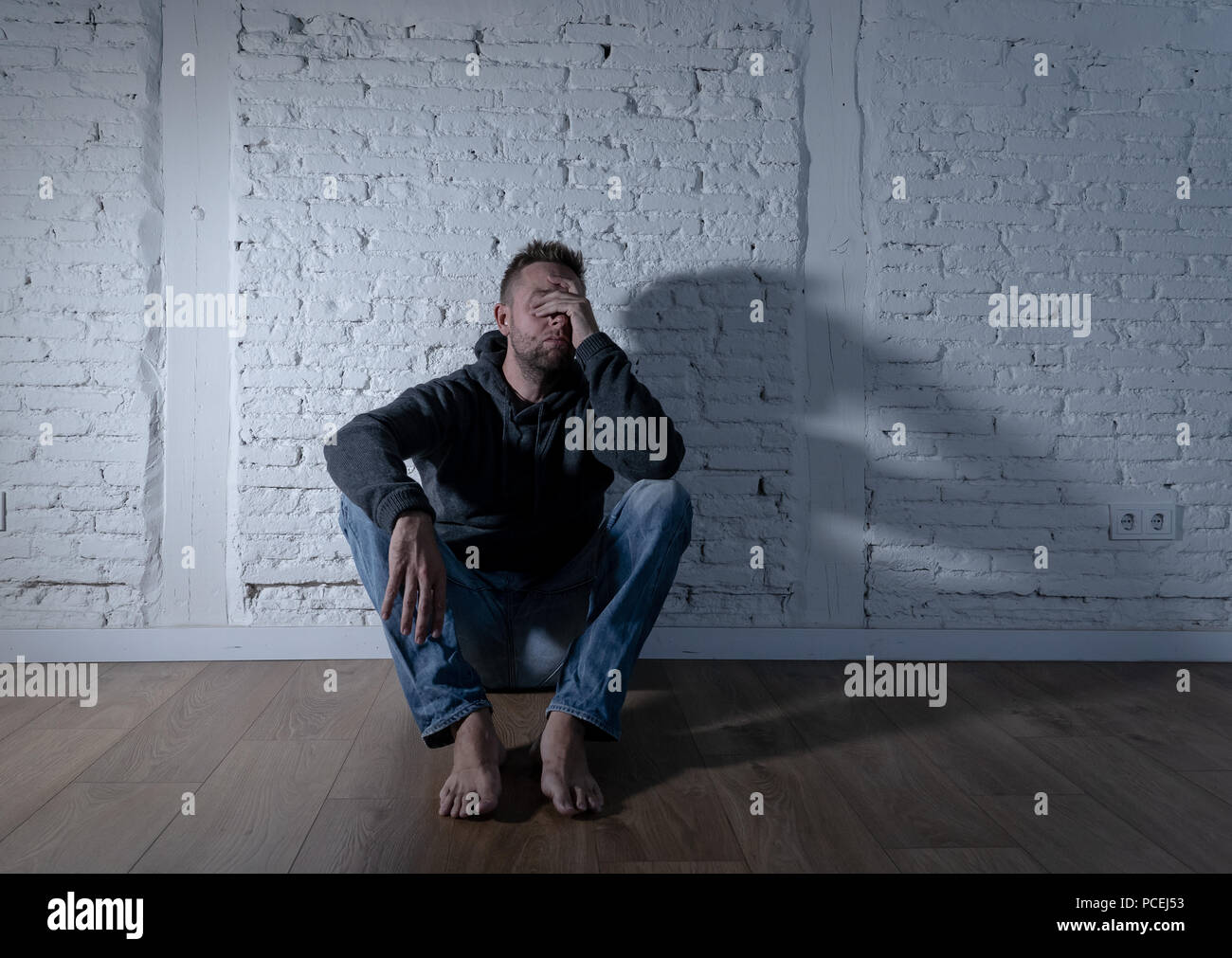 Einsame Menschen, die unter Depressionen leiden Stockfoto