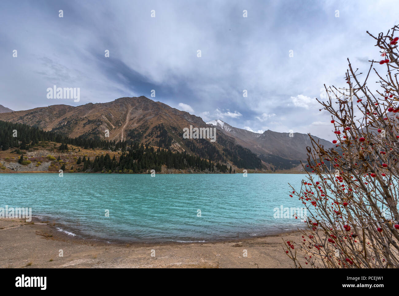 Künstlicher Berg See mit süßem Wasser in der Nähe von Almaty, Kasachstan Stockfoto