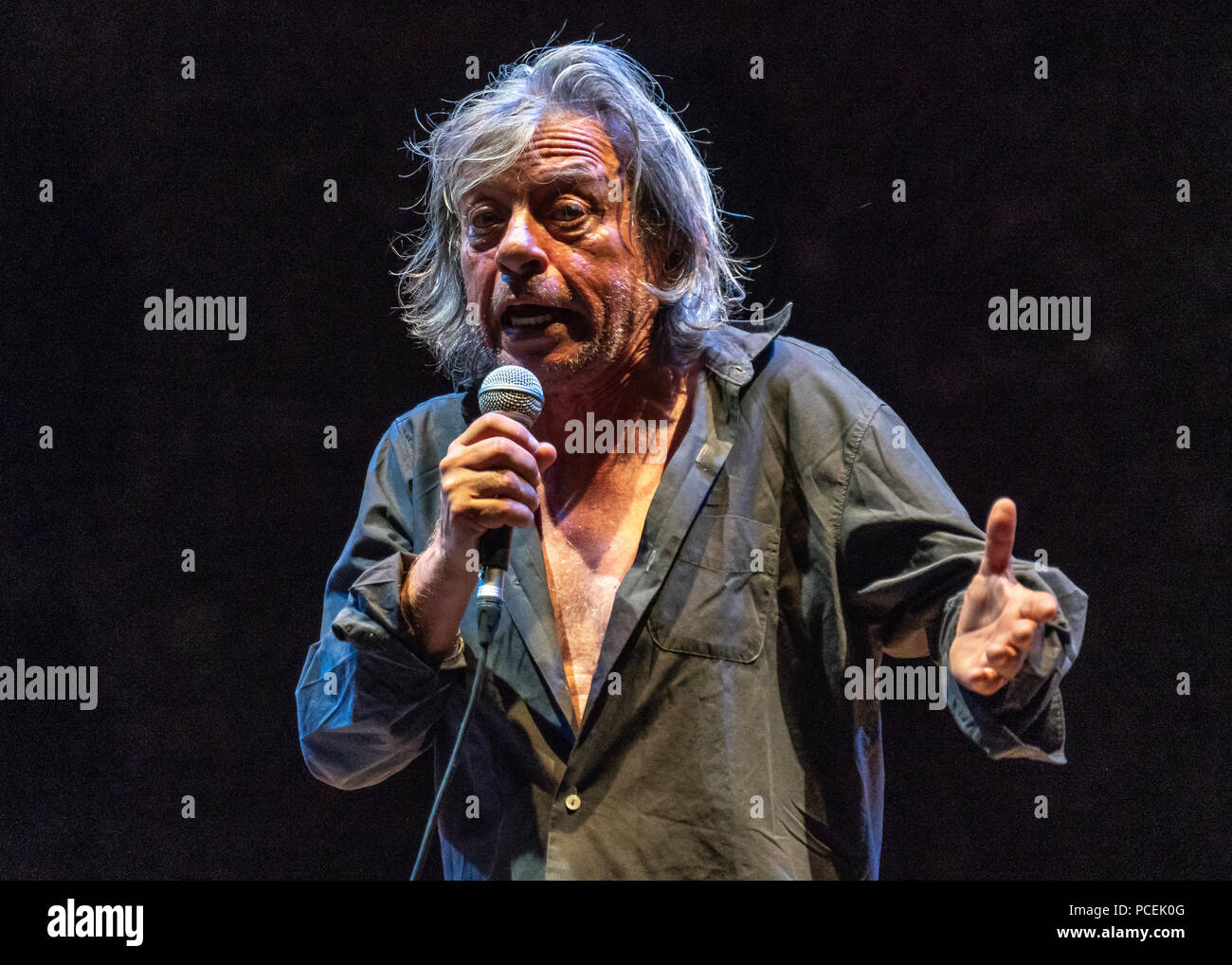 Triest, Italien, vom 30. Juli 2018. iItalian Schauspieler Paolo Rossi auf der Bühne während eines 'Pupkin Cabaret" im Schloss San Giusto in Triest. Foto von Stockfoto