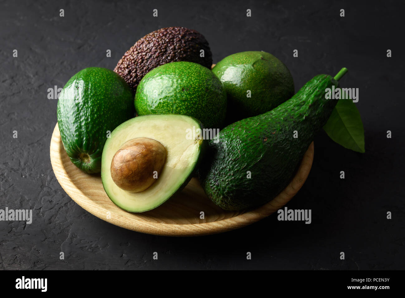 Frische avocado Obst auf einem hölzernen Platte Stockfoto