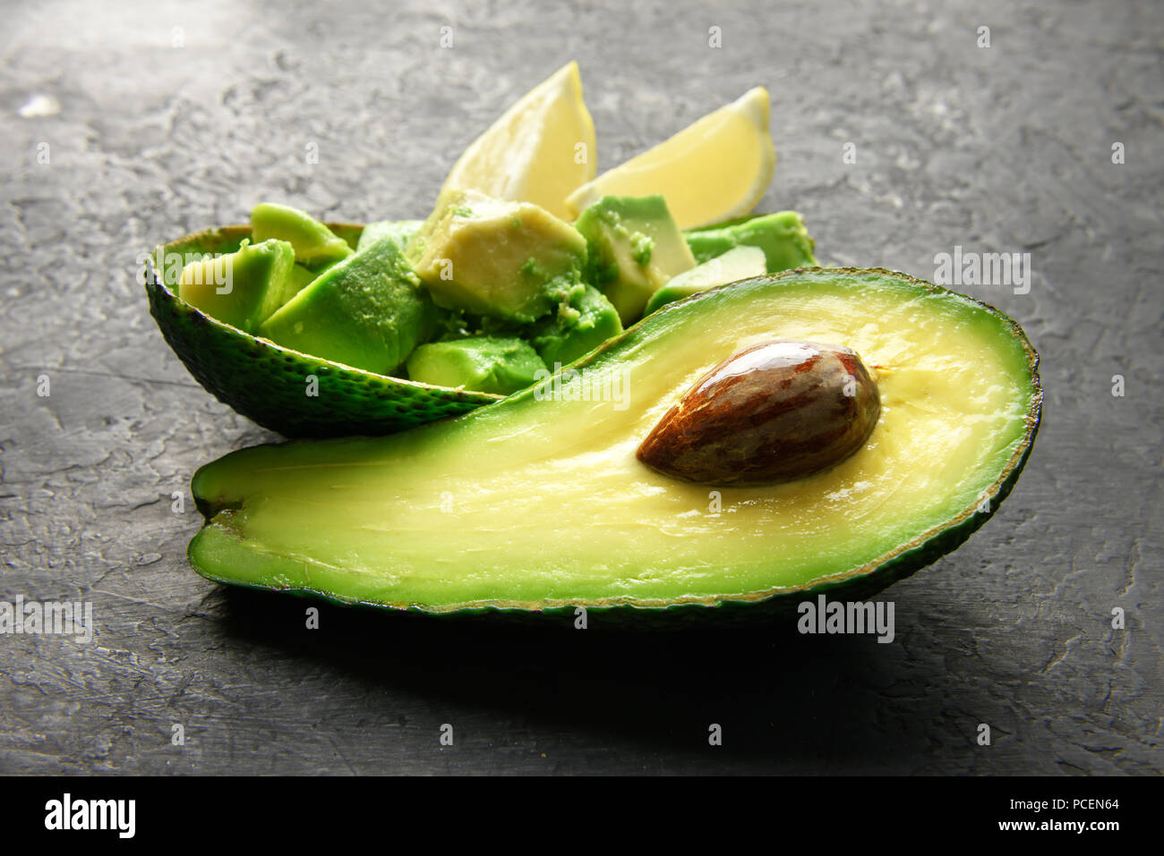 Frische avocado Obst auf einem Holzbrett Stockfoto