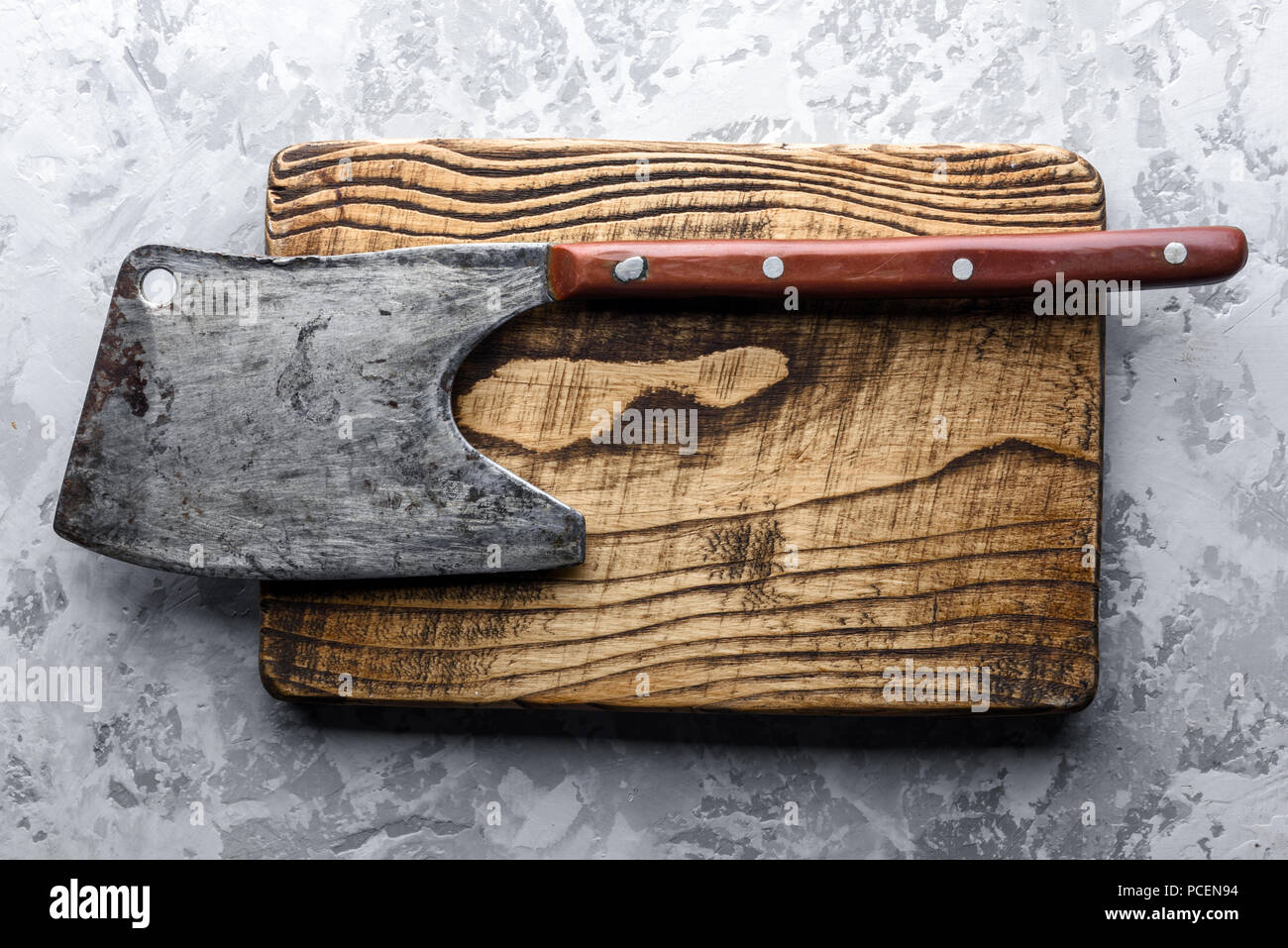 Alten rustikalen Ax für Fleisch auf einem Holzbrett Stockfoto