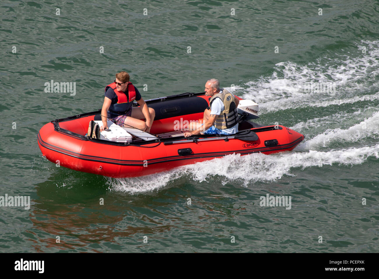 2 Männer reiten ein C sport Schlauchboot rib Schlauchboot Boot auf dem Solent in Southampton Stockfoto