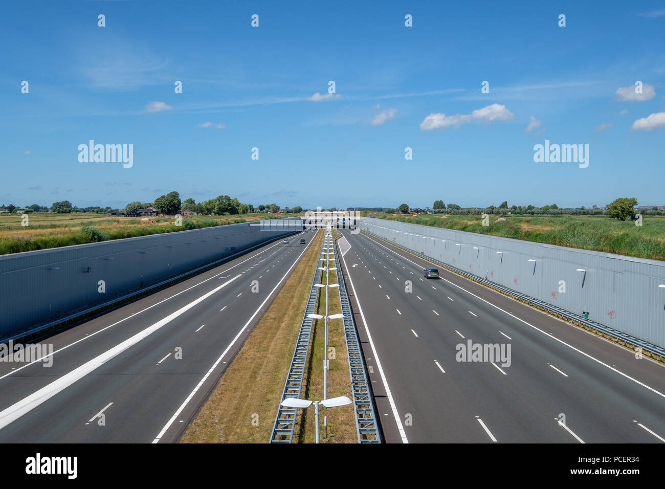 Moderne deepered Autobahn A4, Delft-Schiedam, Niederlande. Dieses moderne Autobahn ist in eine vertiefte Lage gebaut, um die midden-delfland Natur reserv zu speichern. Stockfoto Moderne deepered Autobahn A4, Delft-Schiedam, Niederlande. Dieses moderne Autobahn ist in eine vertiefte Lage gebaut, um die midden-delfland Natur reserv zu speichern. Stockfoto