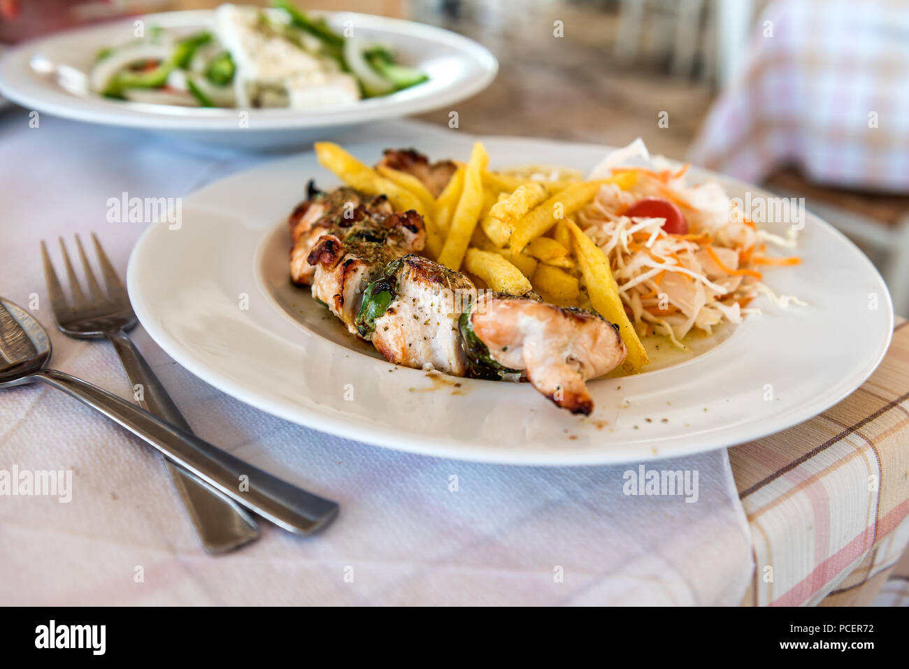 Griechische Mahlzeit Schwein souvlaki Platte auf eine Tabelle in einem mediterranen Restaurant Stockfoto