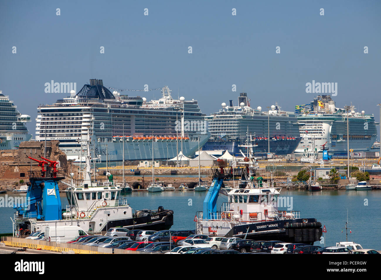 Die TUI Mein Schiff 6, MSC Fantasia, Costa Diadema und Royal Caribbean Unabhängigkeit der Meere Kreuzfahrtschiffe im Hafen von Civitavecchia in Italien angedockt Stockfoto