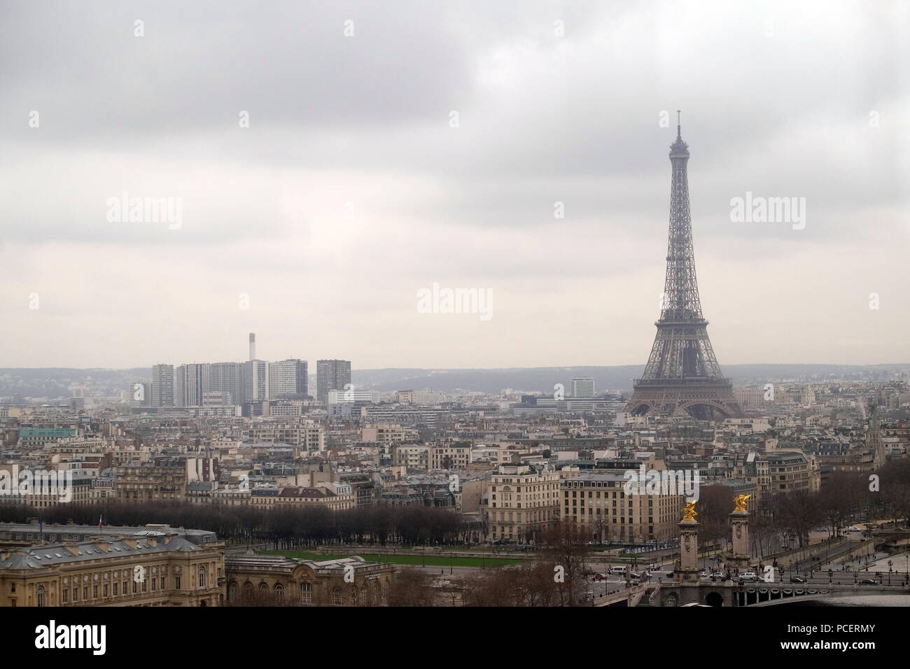 Pariser Skyline Panorama. Eifel Tower in der Ferne, Frankreich Stockfoto