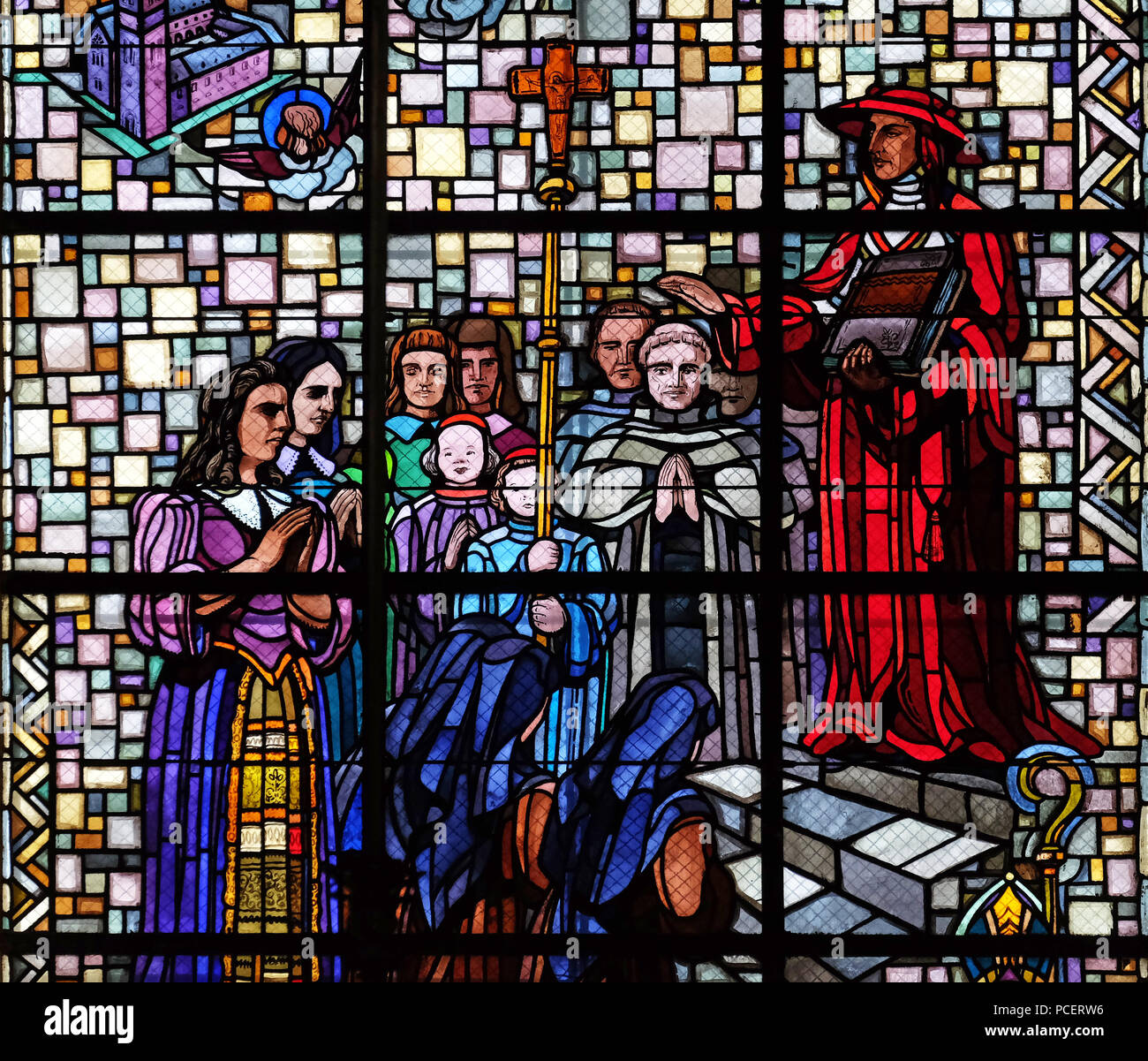 Kardinal Pierre de Berulle und Madame Acario mit Karmelitinnen, Glasfenster in Notre Dame Blancs Manteaux in Paris, Frankreich Stockfoto