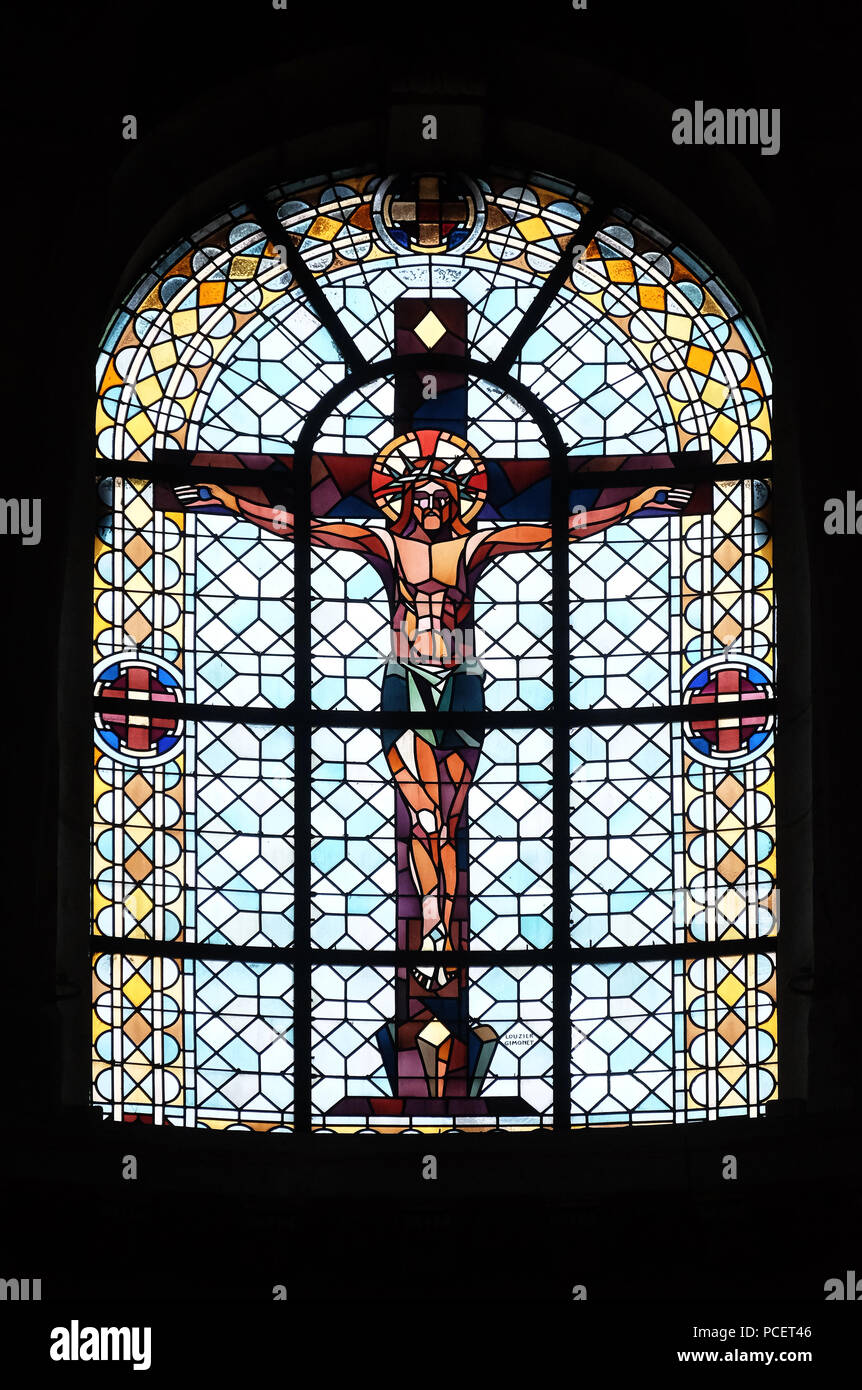 Jesus am Kreuz, Glasfenster in Notre Dame Blancs Manteaux in Paris, Frankreich Stockfoto