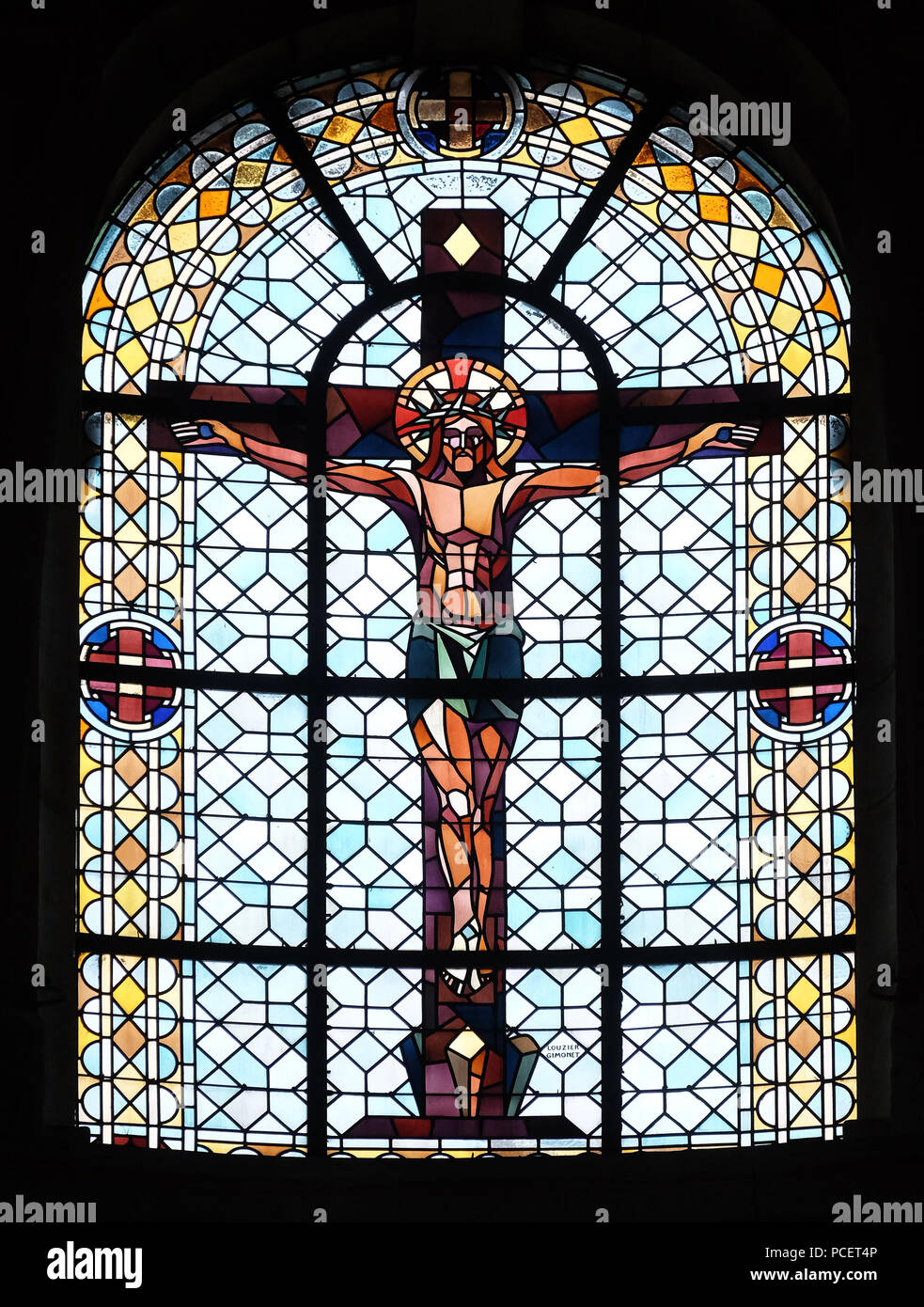 Jesus am Kreuz, Glasfenster in Notre Dame Blancs Manteaux in Paris, Frankreich Stockfoto
