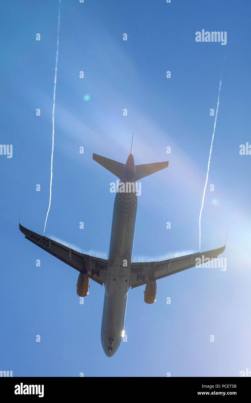 Eg-MQB Vueling Airbus A321 fliegen Overhead in Barcelona in Spanien Stockfoto