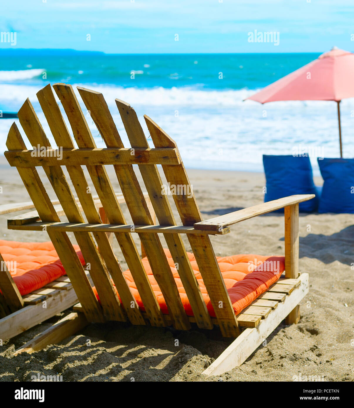 Stuhl, Säcke und Sonnenschirm am tropischen Strand. Die Insel Bali, Indonesien Stockfoto