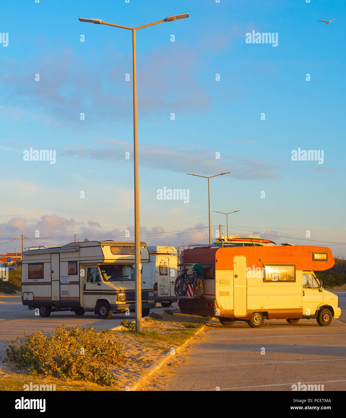 Caravan Parkplatz mit alten Vans. Peniche, Portugal Stockfoto
