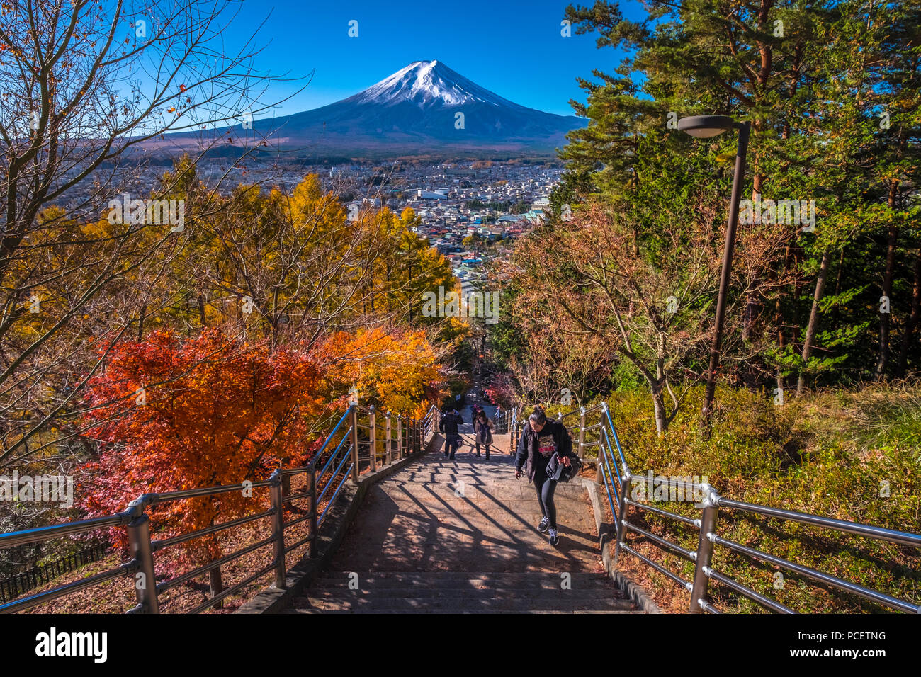 Die schneebedeckten Mount Fuji (Fujisan, 富士山) und Chureito Pagode (忠霊塔) im Herbst Jahreszeit an Arakura Yama Sengen - koen Park, Fujiyoshida, Chubu Region, Ja Stockfoto