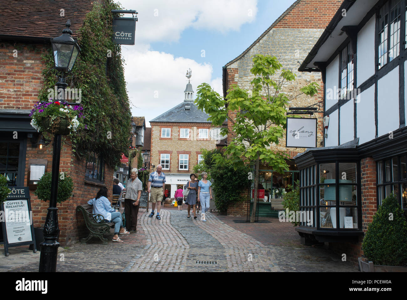 Besucher in der Löwe und Lamm Yard aus der West Street in Farnham, Surrey, Großbritannien Stockfoto