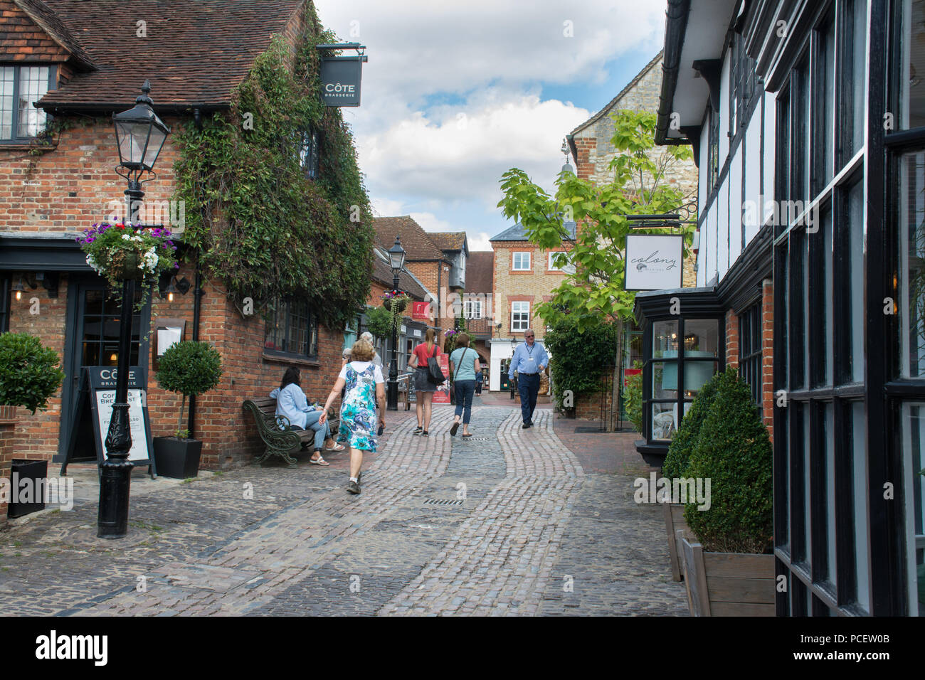 Besucher in der Löwe und Lamm Yard aus der West Street in Farnham, Surrey, Großbritannien Stockfoto