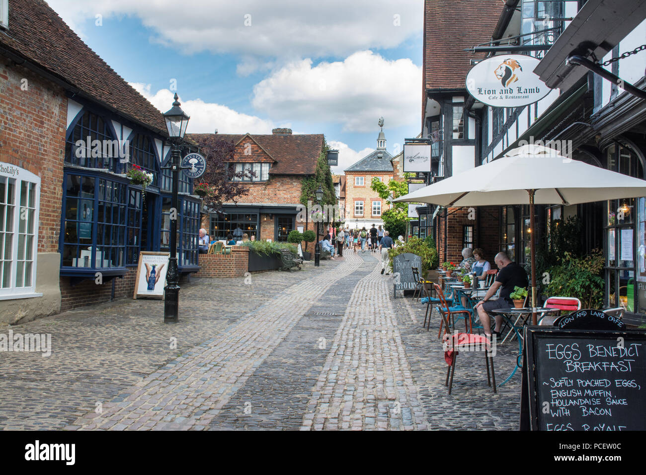 Besucher in der Löwe und Lamm Yard aus der West Street in Farnham, Surrey, Großbritannien Stockfoto