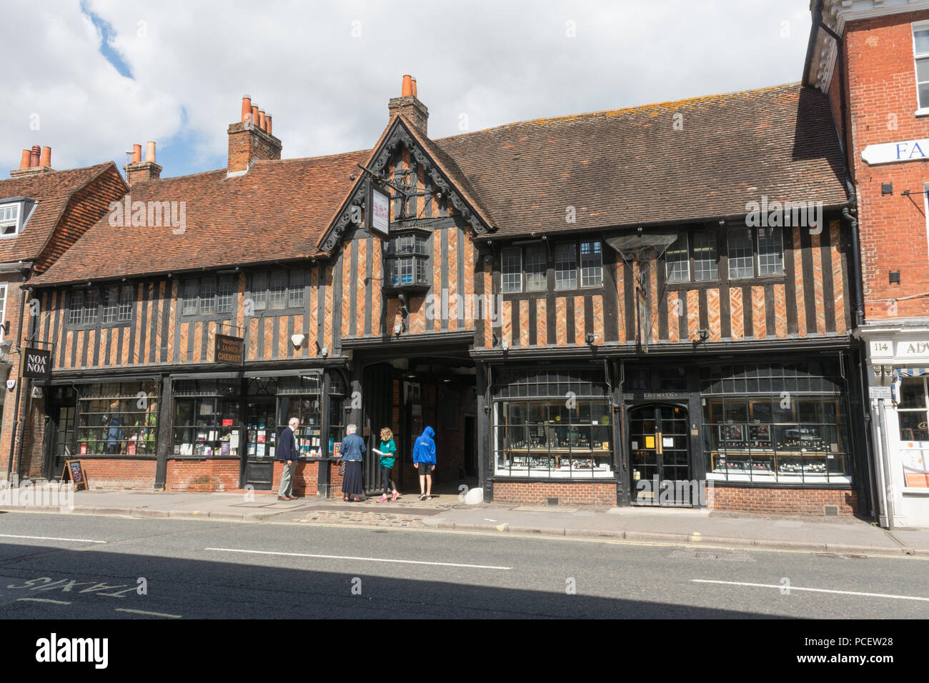 Holz gerahmte Gebäude in West Street, Farnham, Surrey, UK, jetzt als Geschäfte verwendet Stockfoto