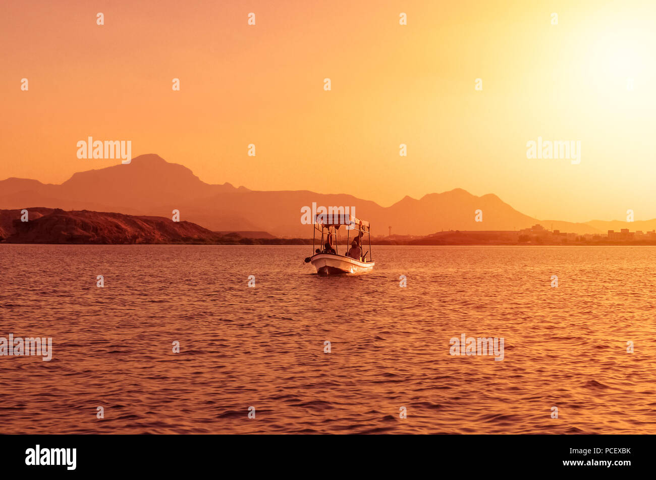 Kleines Boot segeln mit Touristen ihre Zeit genießen. Stockfoto