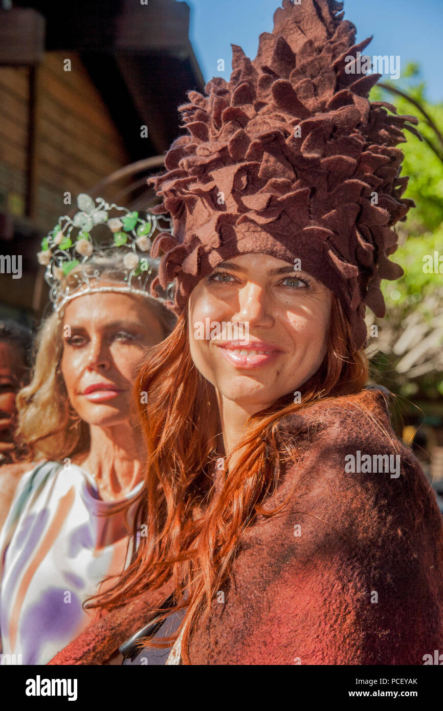 Bizarre Hüte sind bei einem Outdoor fashion show von lokalen Designern in Laguna Beach, CA modelliert. (Foto von Spencer Grant) Stockfoto