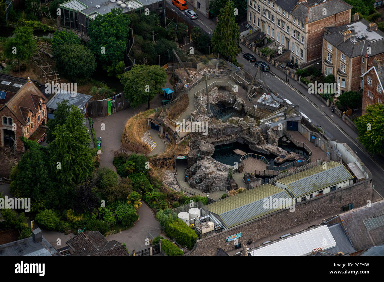 Luftaufnahme der Dichtung und Pinguin Einhausungen an Bristol Zoo in der Stadt Bristol in South West England. Stockfoto