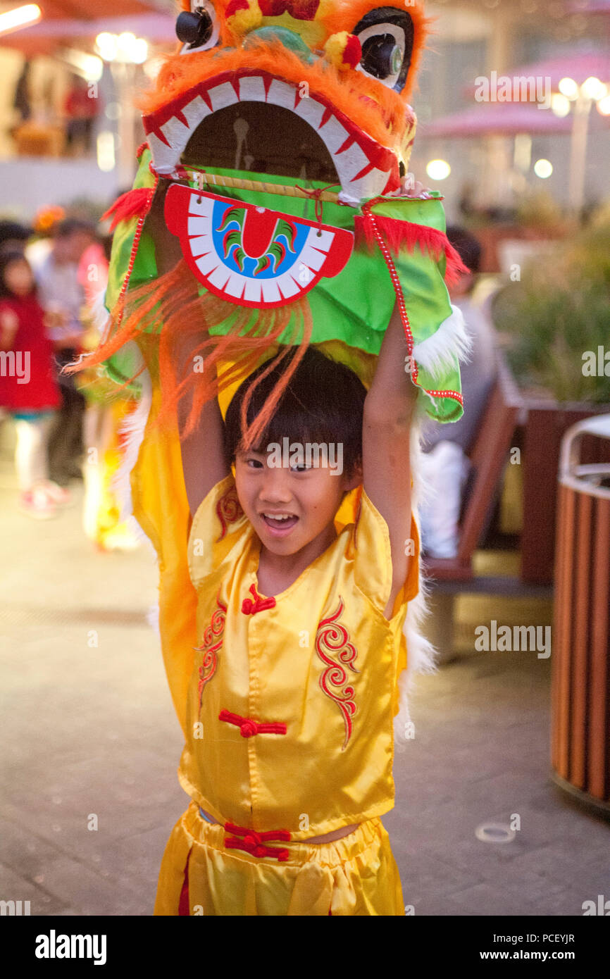 Eine 8-jährige Chinese American Boy zieht seine satin Löwen Kostüm zu Feiern zum chinesischen Neujahrsfest in Costa Mesa, CA. (Foto von Spencer Grant) Stockfoto