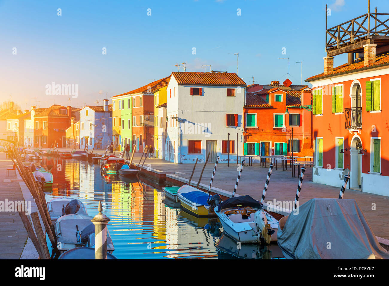 Wunderschöne Aussicht auf die Kanäle von Burano mit Booten und schöne, farbenfrohe Gebäude. Burano Dorf ist bekannt für seine bunten Häuser. Venedig, Italien. Stockfoto