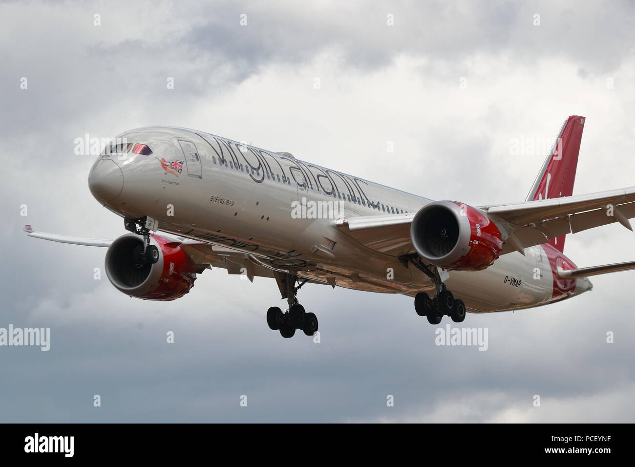 Virgin Atlantic Boeing 787-9 Dreamliner G-VMAP Landung in London Heathrow Flughafen, Großbritannien Stockfoto