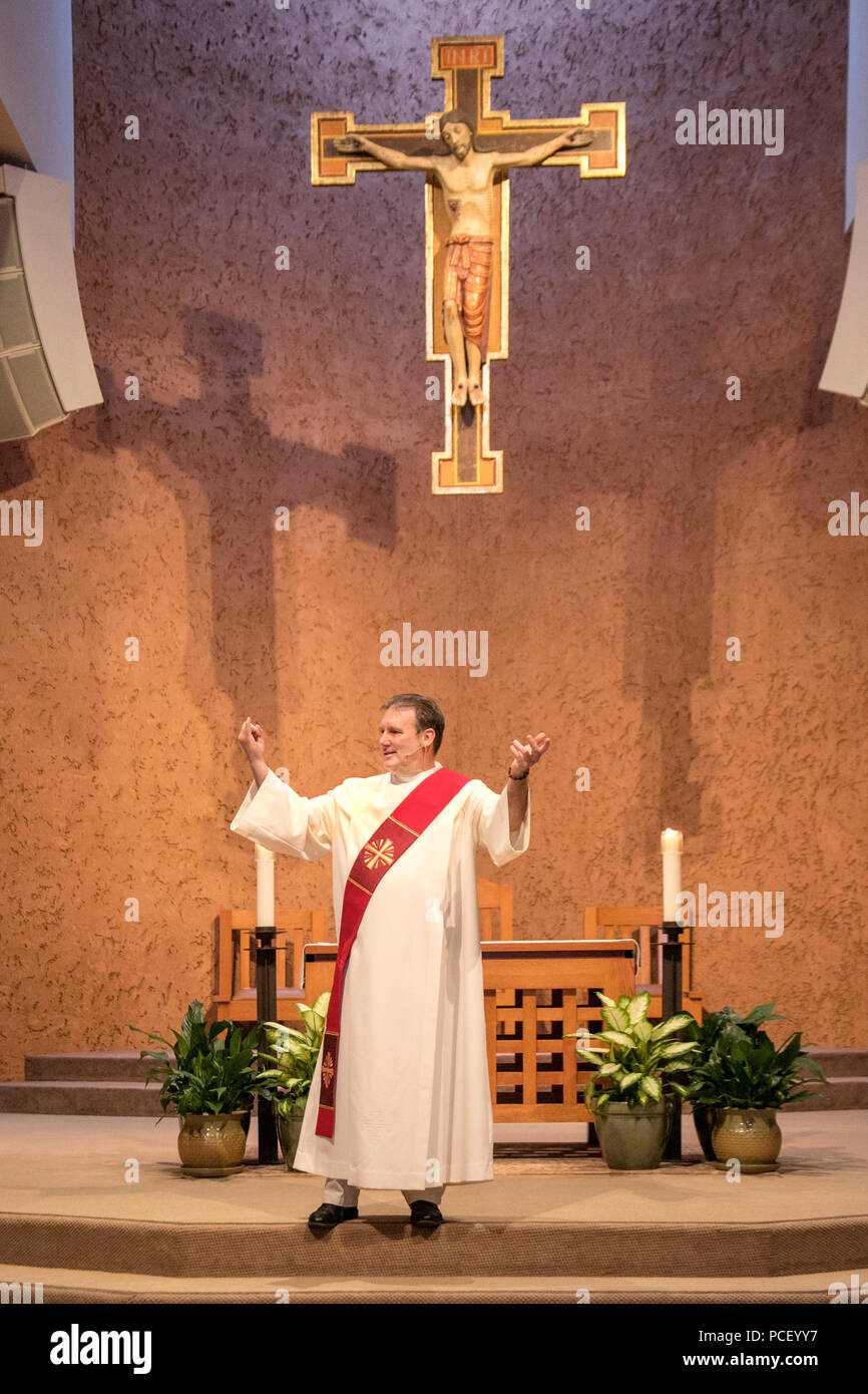 Ein bekleidet und rot-shashed Diakon führt einen Wortgottesdienst mit Ritus der Gemeinschaft der Dienst am Altar eines Laguna Niguel, CA, Katholische Kirche. Stockfoto