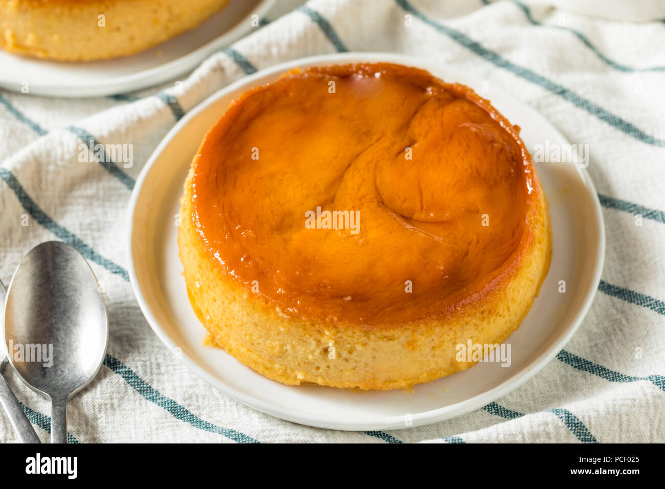 Spanische vanilletorte -Fotos und -Bildmaterial in hoher Auflösung – Alamy