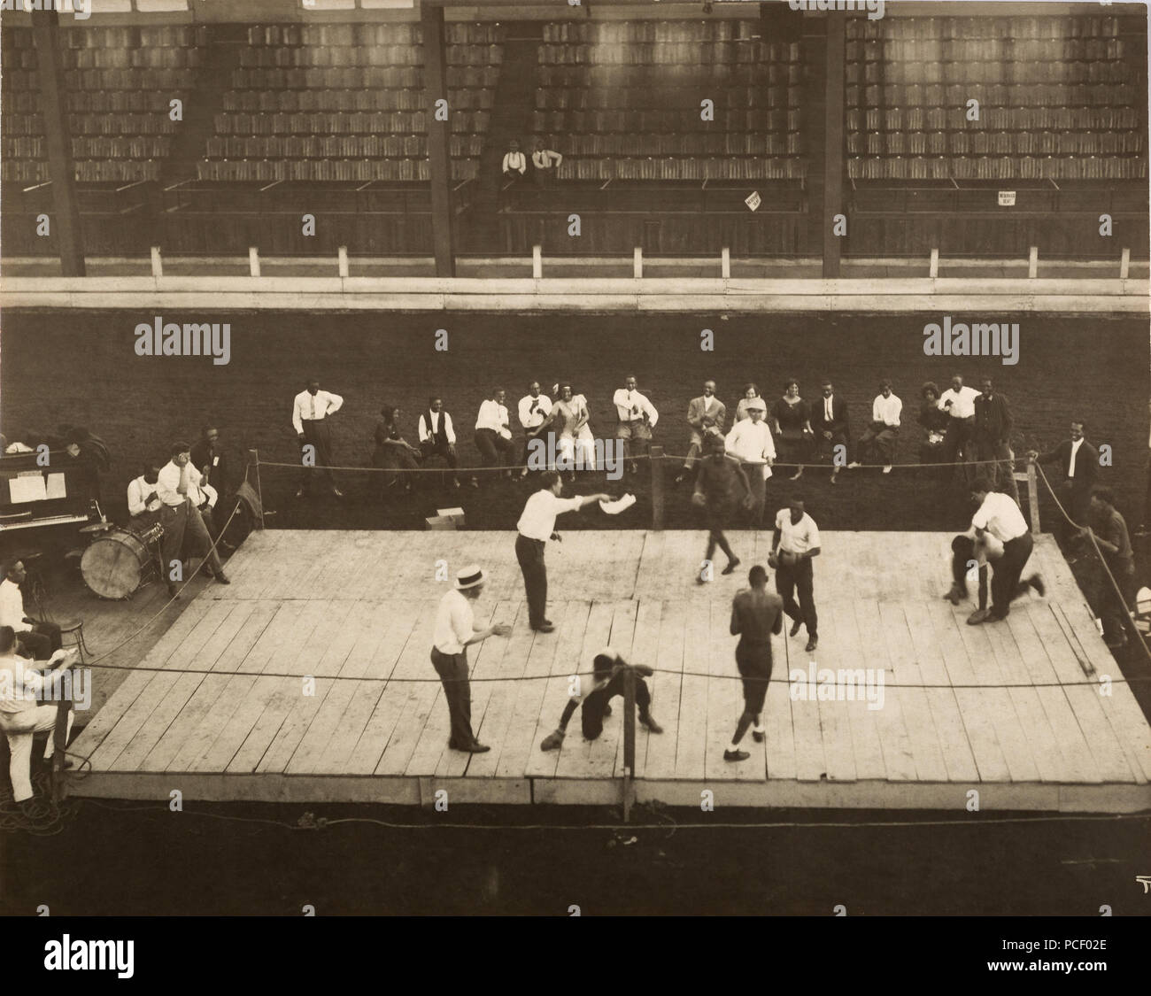 Battle Royal mit 5 Boxer in den Ring an einer Zeit, Ca: 1910-1915 Lage, Menschen-, Ereignis- und Fotograf sind alle nicht identifizierten Stockfoto