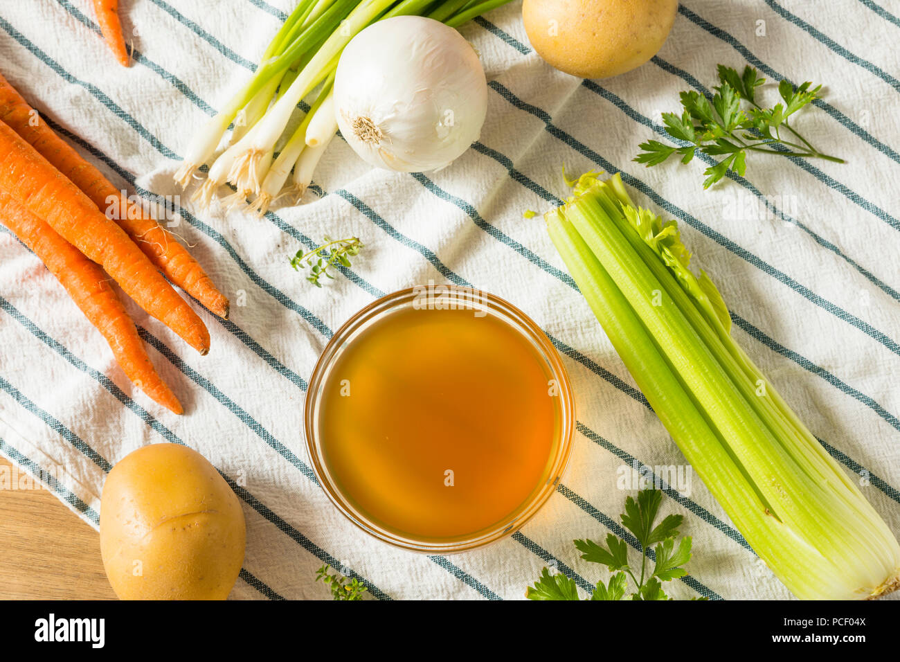 Gekochte Bio Gemüsebrühe in eine Schüssel geben. Stockfoto