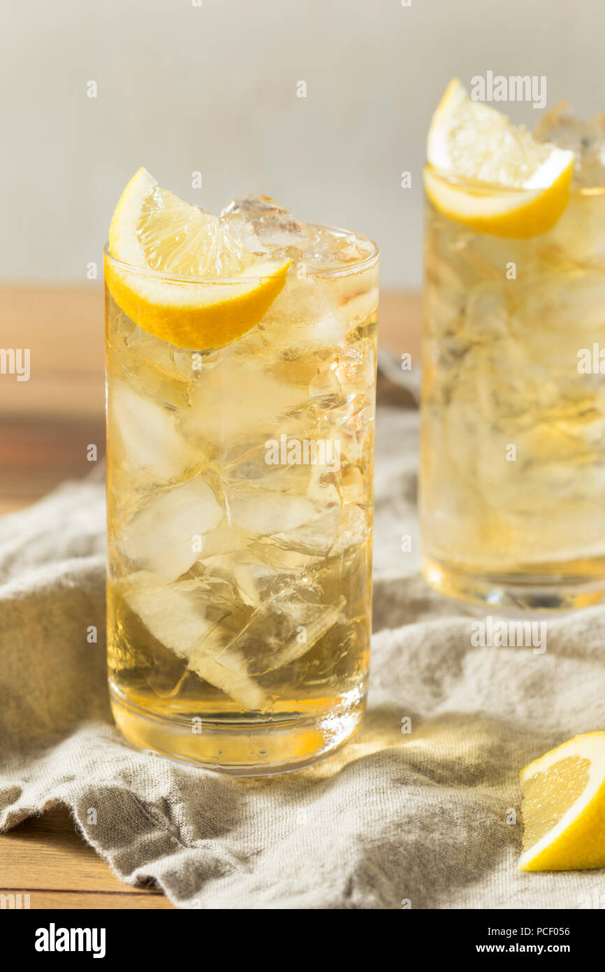 Hausgemachte Sieben und Sieben Whisky HIghball mit Zitrone Stockfoto