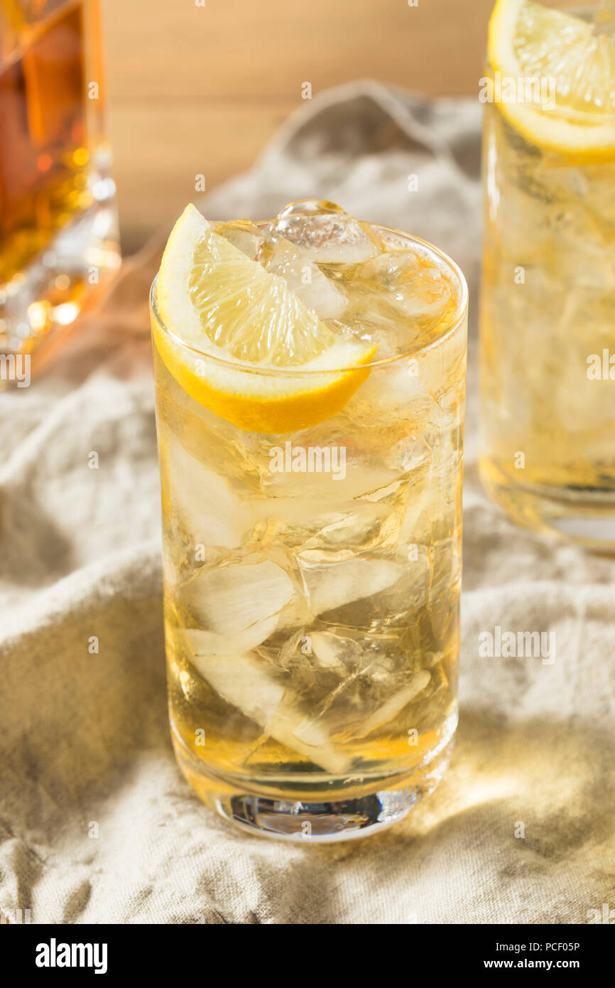 Hausgemachte Sieben und Sieben Whisky HIghball mit Zitrone Stockfoto