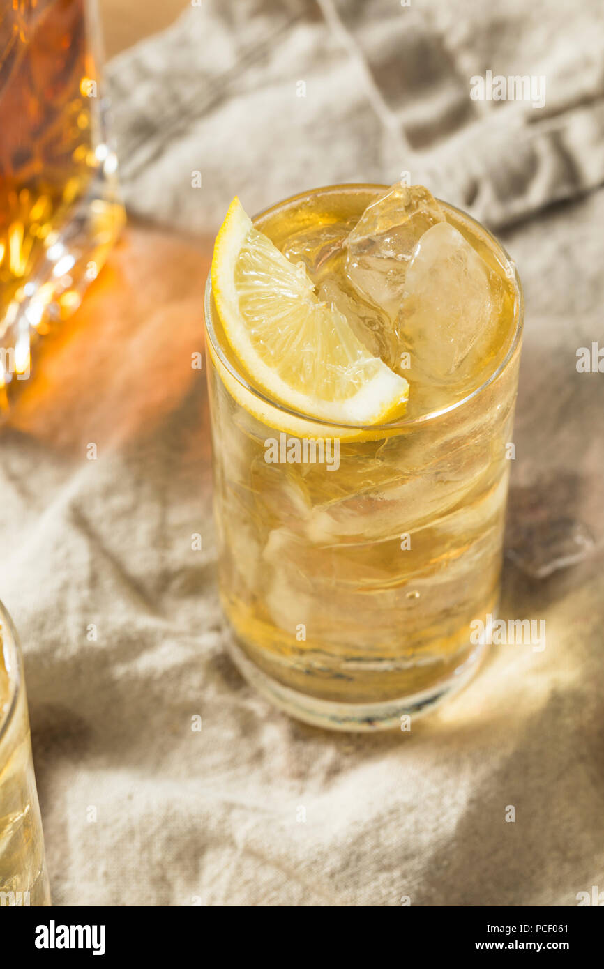 Hausgemachte Sieben und Sieben Whisky HIghball mit Zitrone Stockfoto