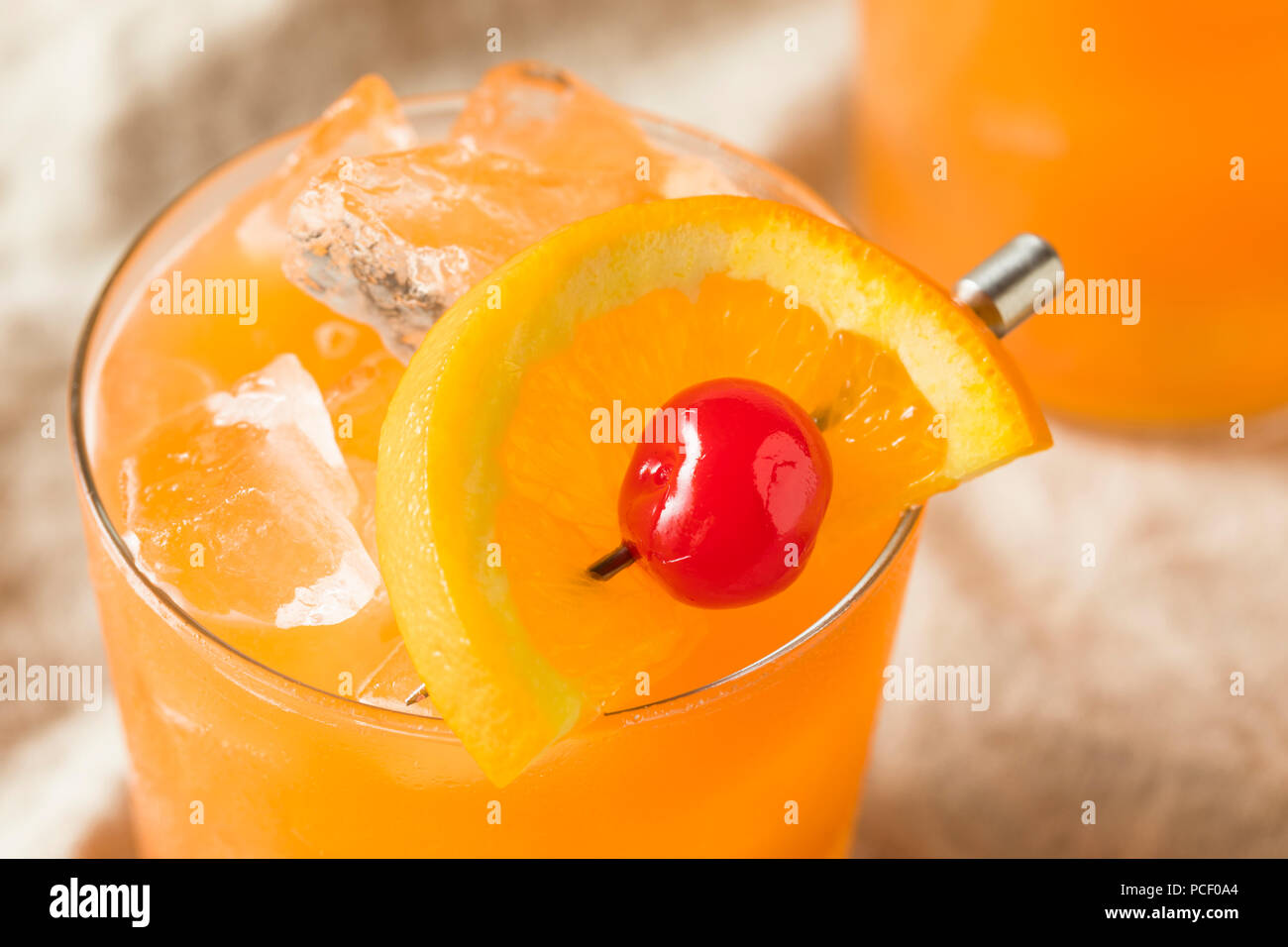 Süße alkoholische Rum Swizzle mit Orange und Ananas Stockfoto